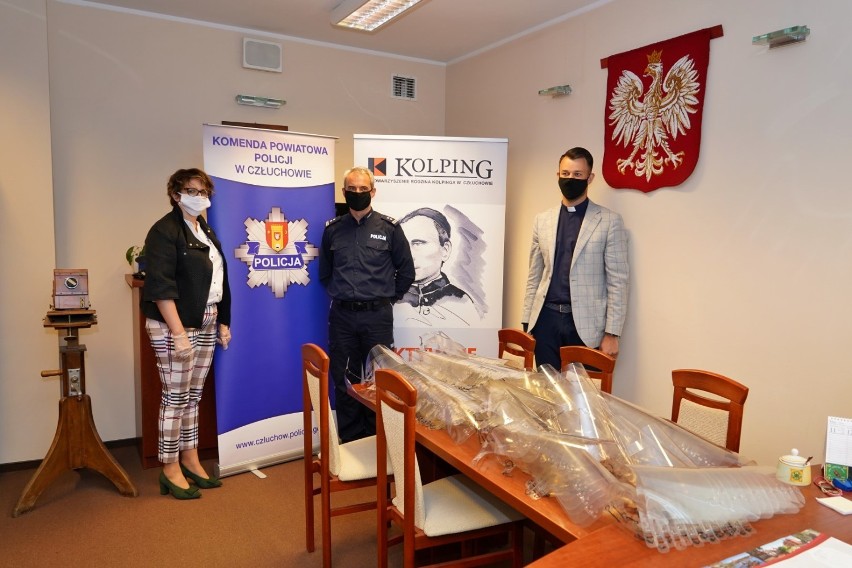 Komenda Powiatowej Policji w Człuchowie otrzymała od Stowrzyszenia Rodziny Kolpinga przyłbice i maseczki ochronne