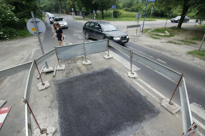 Wrocław: Dziura w jezdni na Strzegomskiej. Uważaj na korki (ZDJĘCIA)