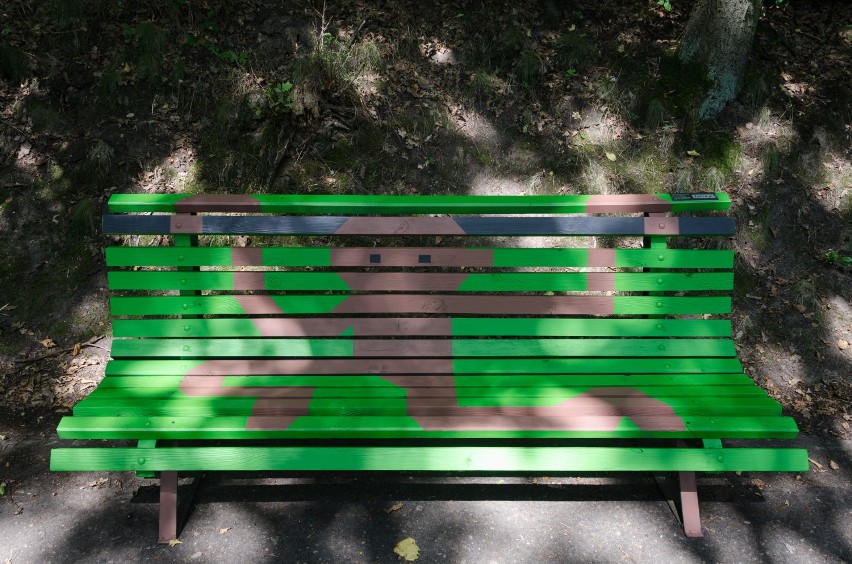 Kolorowe ławki w Nowym Zoo w Poznaniu