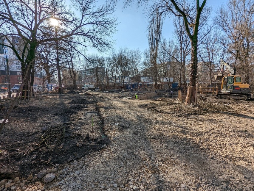 Kraków. Przy Fabrycznej powstaje zielony plac zabaw