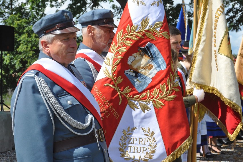 Żukowo. Dzień pamięci 66 Kaszubskiego Pułku Piechoty pod pomnikiem Matki Boskiej [ZDJĘCIA]