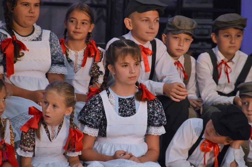 Jarmark Historyczny i Festiwal Muzyków Ludowych 2019 w Rawiczu. Tańce, śpiewy, muzyka - festiwalowe występy cz. I [FOTO]