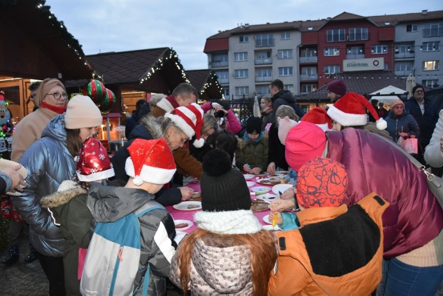 W Namysłowie trwa jarmark bożonarodzeniowy. Impreza rozpoczęła się w sobotę. Organizatorzy zadbali, aby nie zabrało atrakcji dla dzieci i dorosłych.