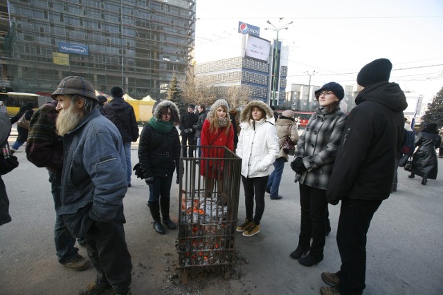 Koksiak na katowickim rynku pozwala oczekującym na tramwaj nieco się rozgrzać