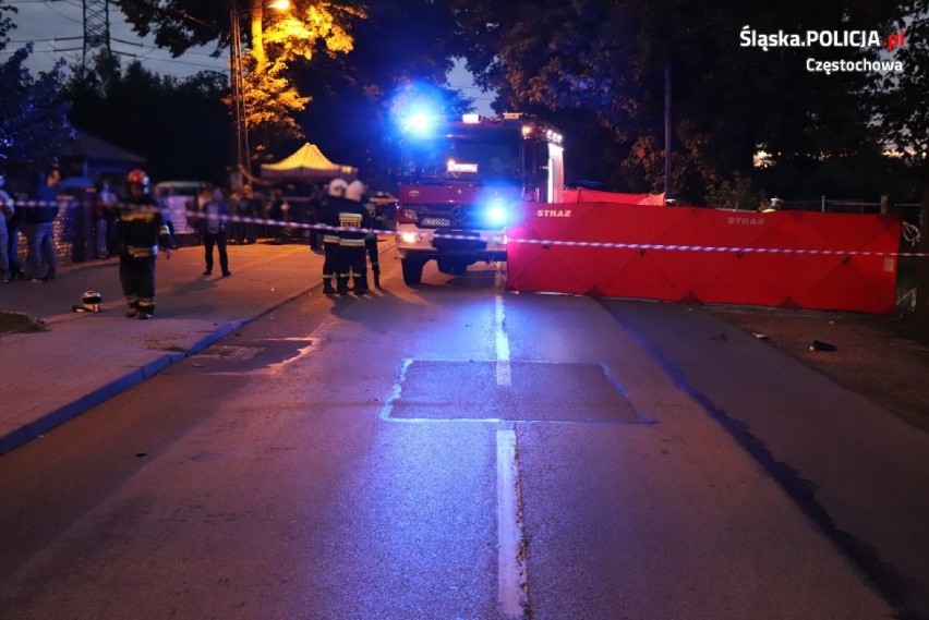 Mstów: Tragiczny wypadek w Zawadzie. Wjechał motocyklem w samochód, zginęły dwie osoby [ZDJĘCIA]