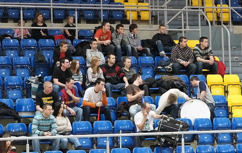 Po zaciętym meczu MKS Kalisz przegrał we własnej hali z Basketem Piła 66:67. ZDJĘCIA i FILM