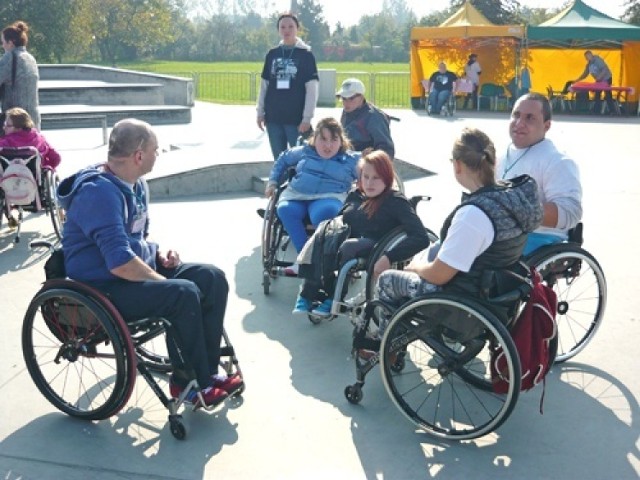 Niepełnosprawni w legnickim skateparku przy ulicy Cynkowej