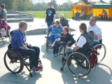 Niepełnosprawni w legnickim skateparku przy ulicy Cynkowej