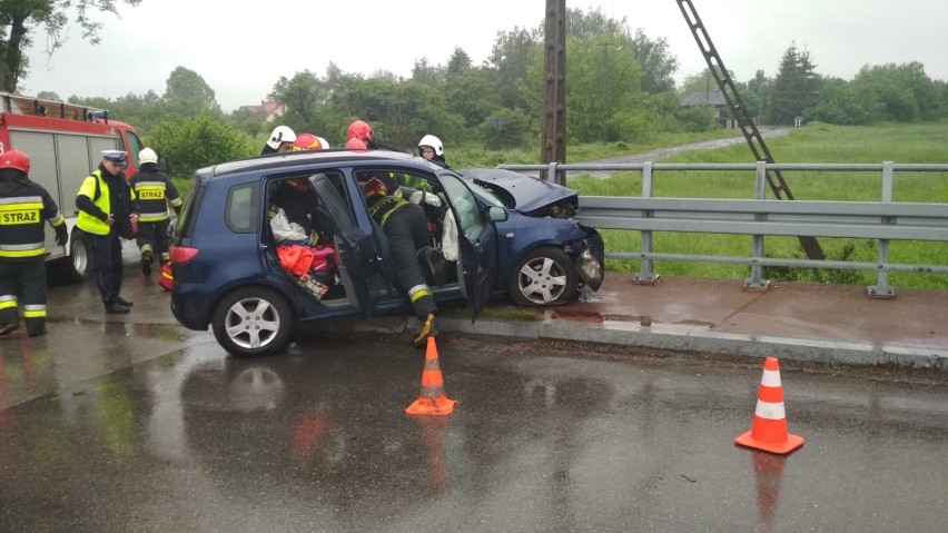 Wypadek w Gidlach. Ranny kierowca mazdy [ZDJĘCIA]