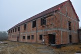 Trwa rozbudowa szkoły w Koźmińcu w gminie Dobrzyca. Na jakim etapie są prace? [WIDEO]