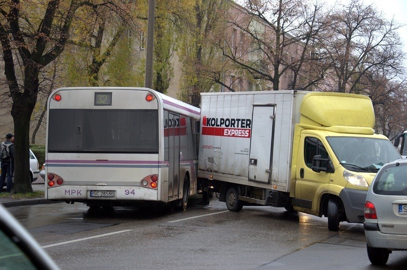 Częstochowa: Zderzenie autobusu z samochodem dostawczym w centrum. Nie ma ofiar