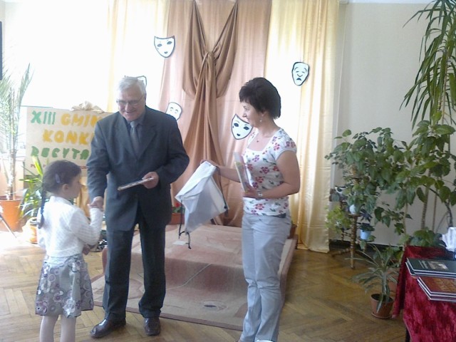 Burmistrz Opalenicy  Roman Maternik i dyrektor szkoły Lilianna Mortka podczas wręczania Ani nagr&oacute;d .
