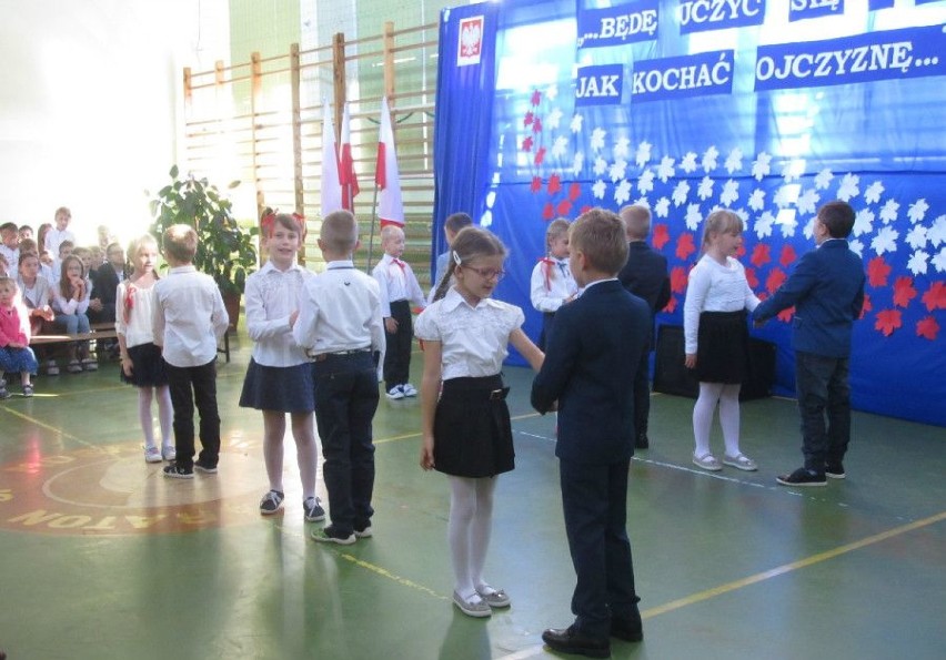 Pasowanie uczniów w Szkole Podstawowej im. św. Jana Pawła II w Moskurni