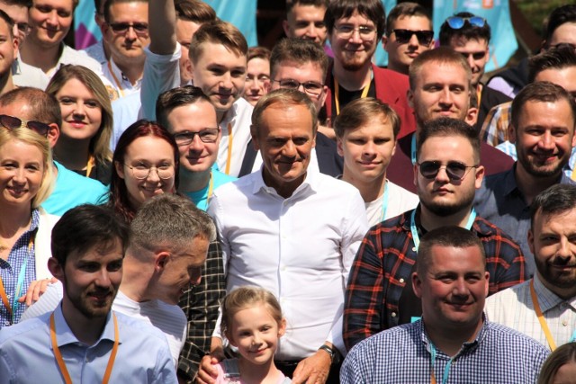 Donald Tusk odwiedził uczestników spotkania w Gołkowicach Górnych w sobotnie przedpołudnie