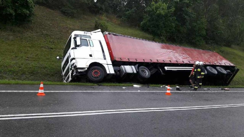 Ostrowite: wypadek przy DK 91. Samochód ciężarowy w rowie