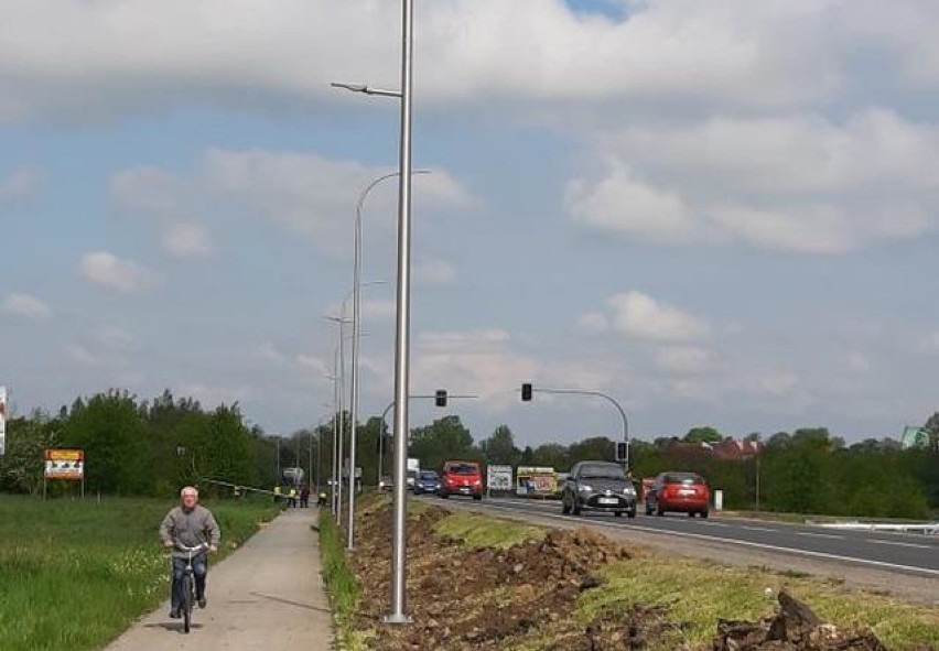 Oświęcim. Na ulicy Zatorskiej stawiają nowe latarnie, które oświetlą drogę i ścieżkę rowerową