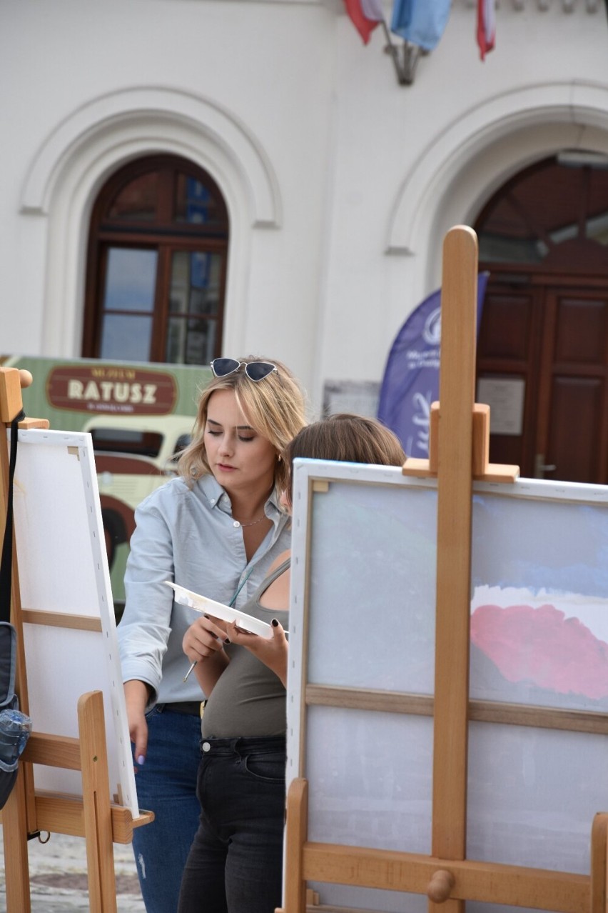 "Ze sztalugą w świat" pod takim hasłem na Rynku w Oświęcimiu...