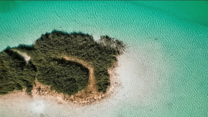 "Polskie Malediwy". Turkusowe Jezioro z lotu ptaka. Piękne i wyjątkowo niebezpieczne [ZDJĘCIA]