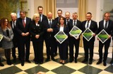 Samorządowcy z Małopolski podpisali umowy dotyczące inwestycji na drogach