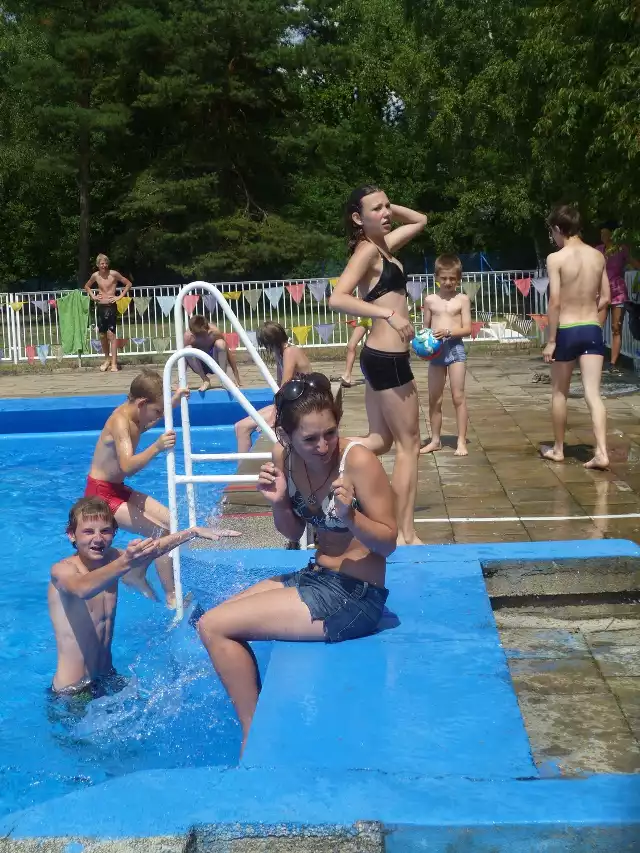 Młodzież z chęcią spędza czas na letnim basenie