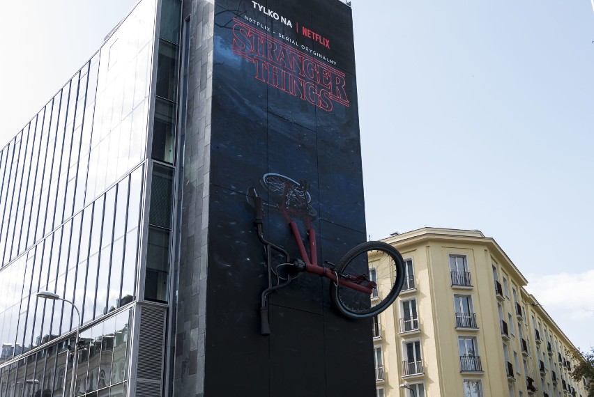 Ogromny rower zawisł na budynku przy Pięknej 49. Tak Netflix promuje serial "Stranger Things"