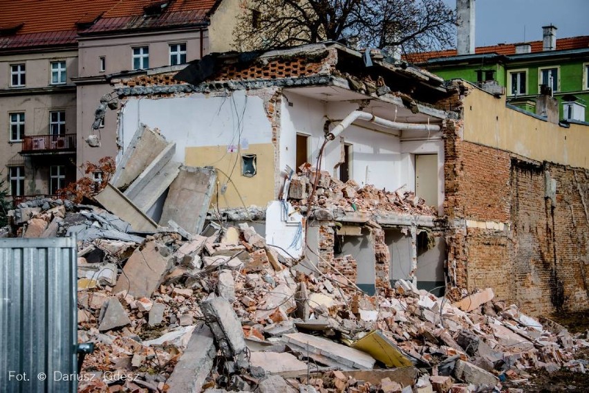 Wałbrzych: Wyburzają budynki na Limanowskiego. Co tam będzie? [ZDJĘCIA]