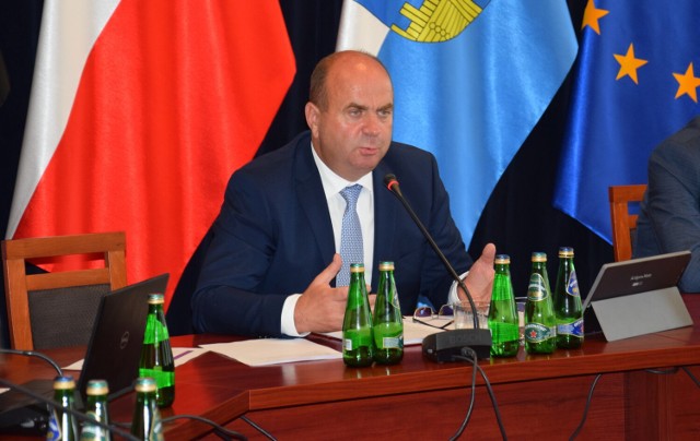 Dariusz Kaźmierczak ogłosił, że sesja budżetowa będzie wznowiona dopiero 1 lutego br. 