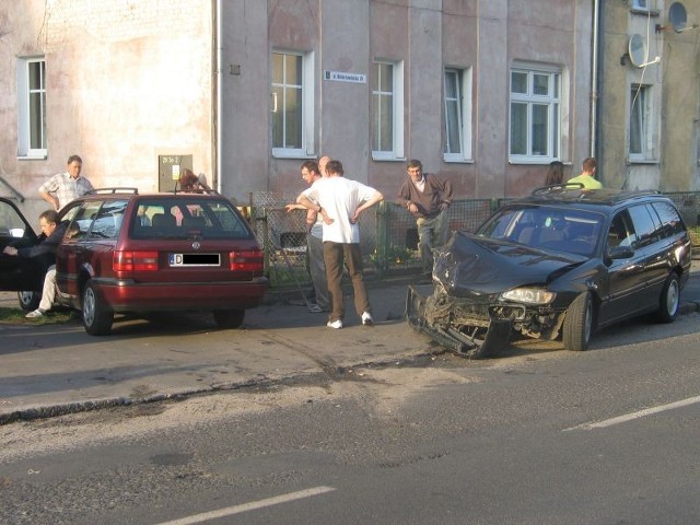 W wyniku zderzenia opel miał roztrzaskany cały przód, volkswagen prawy bok