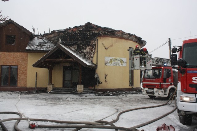 Pożar sali bankietowej przy ulicy Długiej w Zawierciu. To właśnie tu miała odbyć się studniówka ZS im. S. Staszica w Zawierciu.