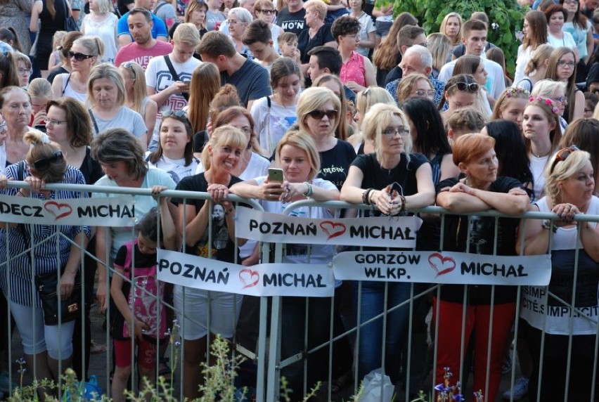 Michał Szpak zaśpiewał dla uczestników festiwalu i koninian. Plac przed KDK wypełniły tłumy młodszych i starszych fanów muzyki.