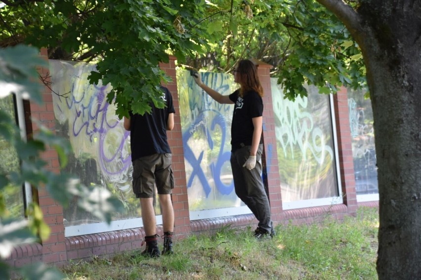 Pogromcy bazgrołów czyszczą ekrany przy ul. Zbyszka...