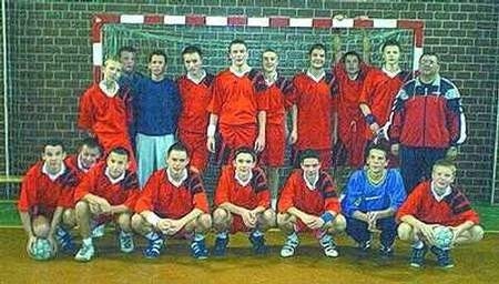 Zwycięska drużyna MKS ,,Olimpijczyk&#8217;&#8217; z Wągrowca wraz z trenerem Stanisławem Gąsiorkiem.