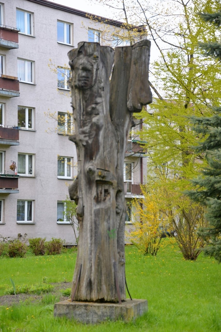 ...ukryta między blokami u zbiegu ulic Zagórskiej i...