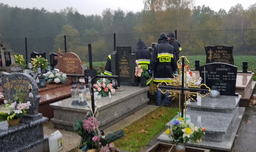 Członkowie Młodzieżowej Drużyny Pożarniczej z Jawiszowic...