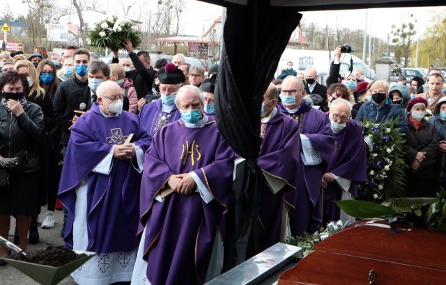 Parafianie z Mniszka pożegnali swojego wieloletniego, emerytowanego już proboszcza ks. kanonika Józefa Lipskiego, budowniczego kościoła na tym osiedlu. Uroczystości pogrzebowe poprowadził ks. biskup Wiesław Śmigiel.