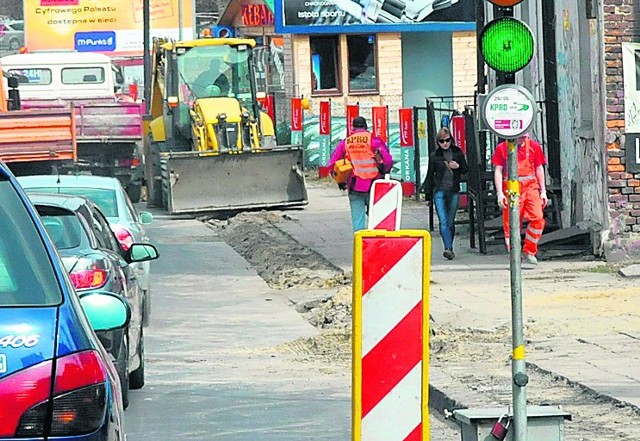 Na Dolnej 3 Maja trwają w tej chwili roboty na poboczach drogi.