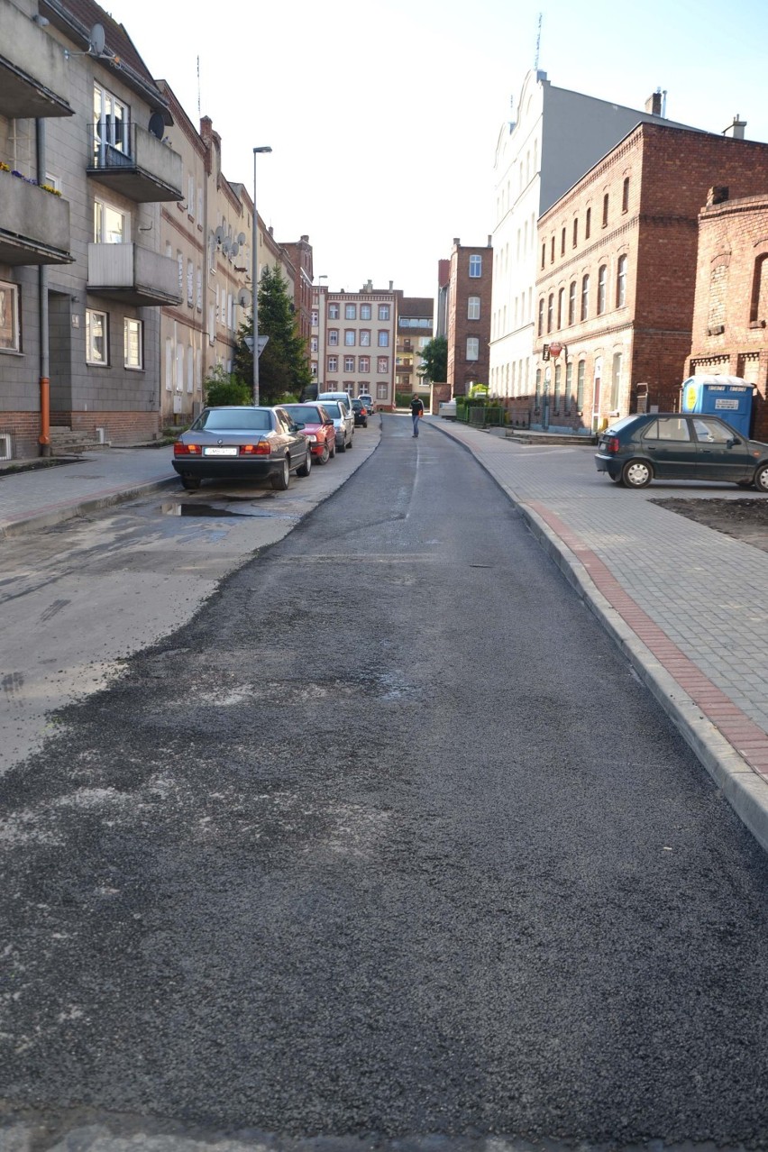 Remont ulic w Malborku. Tuga kładzie asfalt, ZGKiM wymienia chodniki