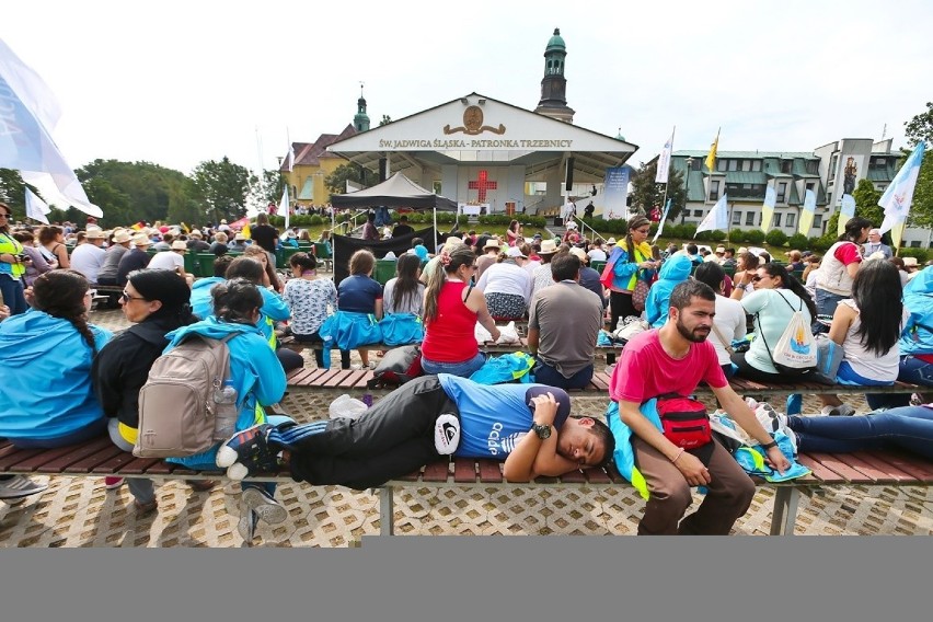 Koniec dni młodzieży we Wrocławiu. Pielgrzymi jadą do Krakowa