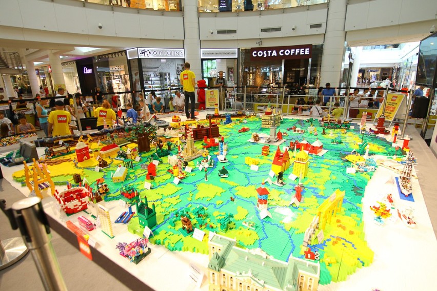 Dzieci zbudowały w Lego Store gigantyczną mapę Polski z...