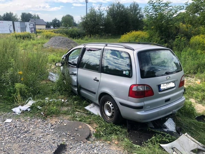 Groźny wypadek w Kryspinowie. Rozbite trzy samochody, są ranni [KRÓTKO]