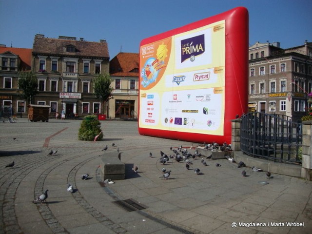 Gdy na Placu św. Wojciecha trwały przygotowania do koncert &quot;Lata z Radiem, kt&oacute;ry odbywał się na 6 sierpnia w Gnieźnie, na Rynku od godziny 9 można było spotkać dziennikarzy Jedynki przygotowujących wejścia &quot;na żywo&quot;. Fot. M. Wr&oacut