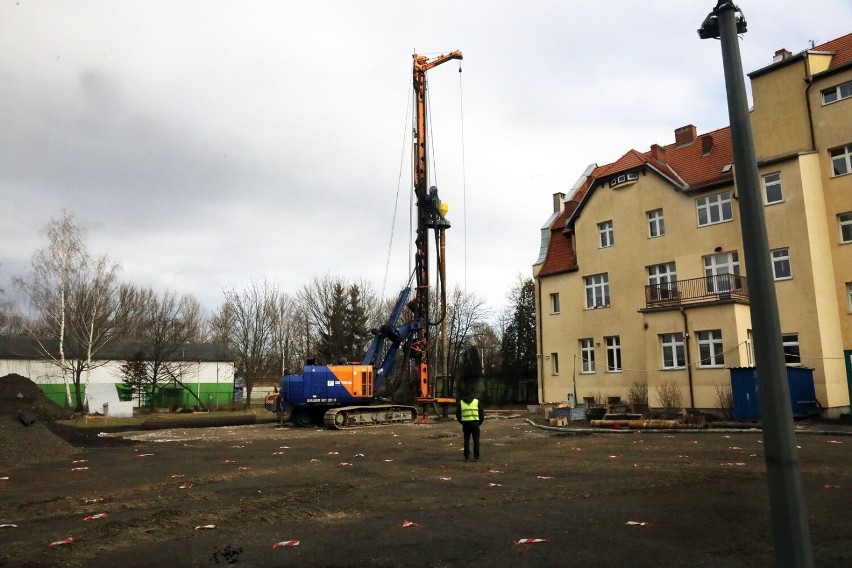 Budowa Domu Opieki nad Matką i Dzieckiem w Legnicy, zostanie osadzonych 130 pali