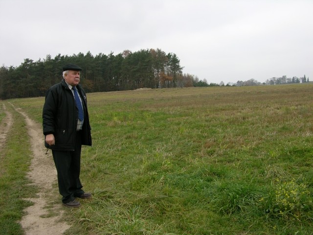 Edward Lipiński, prezes GLZS Pogoń, z satysfakcją patrzy na teren przyszłego stadionu