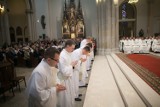 Święcenia kapłanów w katedrze w Łodzi. Całe życie będą służyć Bogu [ZDJĘCIA]