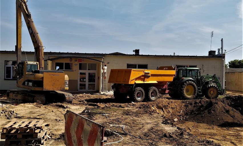 Za ponad 11 mln złotych przebudują szkołę w Dąbczu. Roboty zakończą się w sierpniu 2023 roku ZDJĘCIA