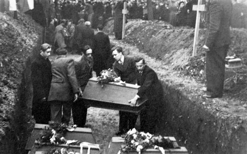 Pogrzeb ofiar "krwawej nocy" w październiku 1945 r.