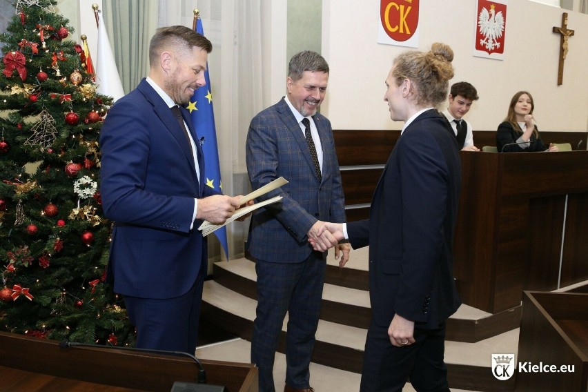 Młodzieżowa Rada Miasta Kielce zainaugurowała działalność. 19 radnych złożyło ślubowanie. Zobacz zdjęcia