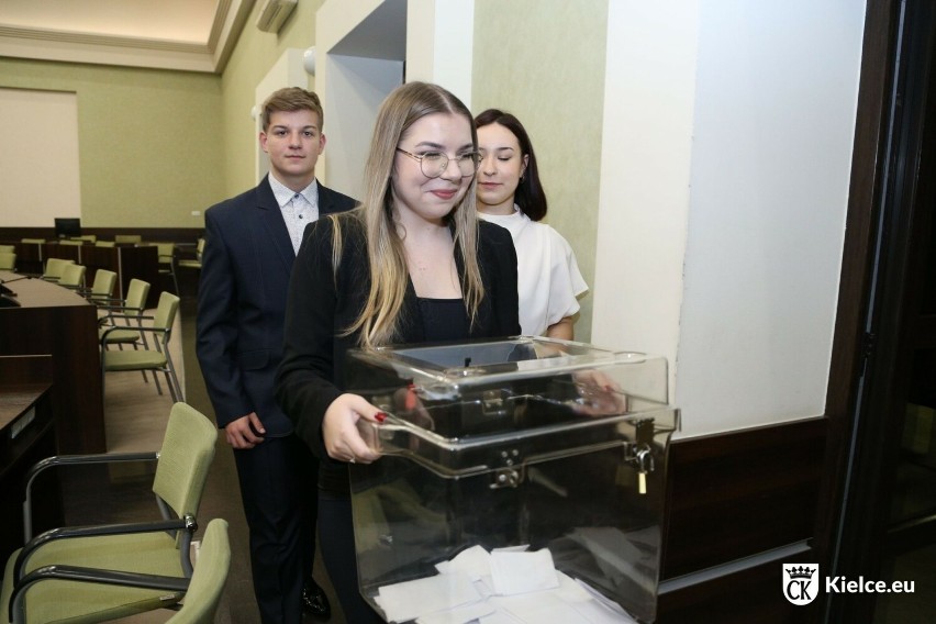 Młodzieżowa Rada Miasta Kielce zainaugurowała działalność. 19 radnych złożyło ślubowanie. Zobacz zdjęcia