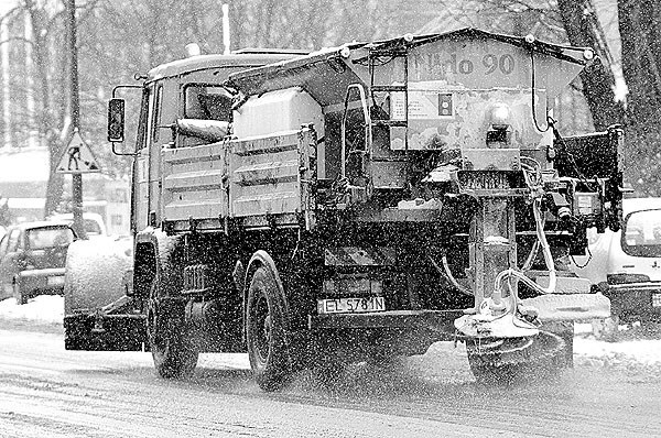 Pługo - solarki najczęściej posypują łódzkie drogi chlorkiem sodu, który rozpuszcza lód do temperatury minus 10 stopni Celsjusza.