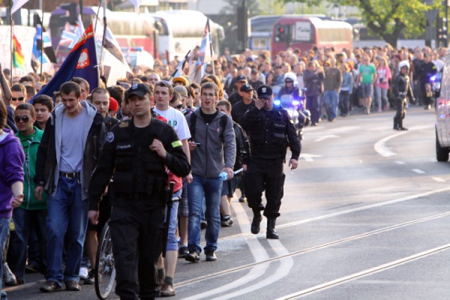 Ponad 1000 młodych ludzi przeszło wczoraj z Błoń na Rynek, ...